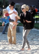 Gwen_Stefani_And_Her_Kids_At_Coldwater_Canyon_Park_283429.jpg