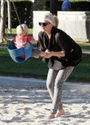 Gwen_Stefani_And_Her_Kids_At_Coldwater_Canyon_Park_283629.jpg