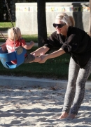 Gwen_Stefani_And_Her_Kids_At_Coldwater_Canyon_Park_283729.jpg