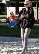 Gwen_Stefani_And_Her_Kids_At_Coldwater_Canyon_Park_283829.jpg