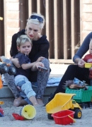 Gwen_Stefani_And_Her_Kids_At_Coldwater_Canyon_Park_283929.jpg