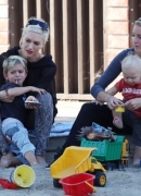 Gwen_Stefani_And_Her_Kids_At_Coldwater_Canyon_Park_284029.jpg