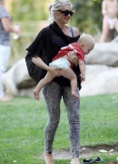 Gwen_Stefani_And_Her_Kids_At_Coldwater_Canyon_Park_28429.jpg