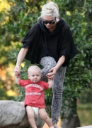 Gwen_Stefani_And_Her_Kids_At_Coldwater_Canyon_Park_28529.jpg