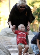 Gwen_Stefani_And_Her_Kids_At_Coldwater_Canyon_Park_28629.jpg