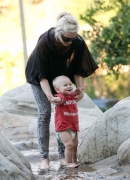 Gwen_Stefani_And_Her_Kids_At_Coldwater_Canyon_Park_28729.jpg