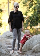 Gwen_Stefani_And_Her_Kids_At_Coldwater_Canyon_Park_28829.jpg