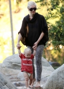 Gwen_Stefani_And_Her_Kids_At_Coldwater_Canyon_Park_28929.jpg