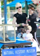 Gwen_Stefani_Takes_Her_Family_To_A_Park_In_Beverly_Hills_281029.jpg