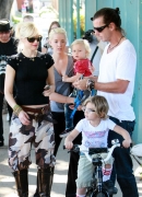 Gwen_Stefani_Takes_Her_Family_To_A_Park_In_Beverly_Hills_28129.jpg
