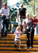 Gwen_Stefani_Takes_Her_Family_To_A_Park_In_Beverly_Hills_28329.jpg