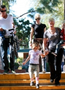 Gwen_Stefani_Takes_Her_Family_To_A_Park_In_Beverly_Hills_28429.jpg