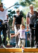 Gwen_Stefani_Takes_Her_Family_To_A_Park_In_Beverly_Hills_28529.jpg