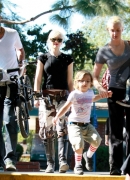 Gwen_Stefani_Takes_Her_Family_To_A_Park_In_Beverly_Hills_28629.jpg
