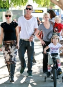Gwen_Stefani_Takes_Her_Family_To_A_Park_In_Beverly_Hills_28729.jpg