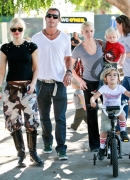 Gwen_Stefani_Takes_Her_Family_To_A_Park_In_Beverly_Hills_28829.jpg