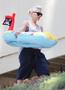 Gwen_Stefani_Takes_Her_Sons_To_Her_Brothers_For_A_Pool_Party.jpg