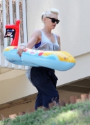 Gwen_Stefani_Takes_Her_Sons_To_Her_Brothers_For_A_Pool_Party_28129.jpg