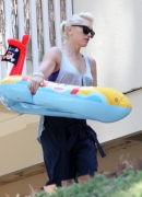 Gwen_Stefani_Takes_Her_Sons_To_Her_Brothers_For_A_Pool_Party_28229.jpg