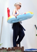 Gwen_Stefani_Takes_Her_Sons_To_Her_Brothers_For_A_Pool_Party_28329.jpg