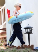 Gwen_Stefani_Takes_Her_Sons_To_Her_Brothers_For_A_Pool_Party_28429.jpg