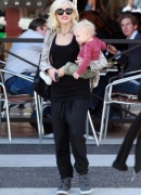 Gwen_Stefani_Taking_Her_Sons_Out_For_Lunch_In_Beverly_Hills_281029.jpg