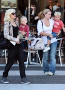 Gwen_Stefani_Taking_Her_Sons_Out_For_Lunch_In_Beverly_Hills_281129.jpg
