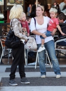Gwen_Stefani_Taking_Her_Sons_Out_For_Lunch_In_Beverly_Hills_281229.jpg