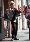 Gwen_Stefani_Taking_Her_Sons_Out_For_Lunch_In_Beverly_Hills_28129.jpg