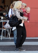 Gwen_Stefani_Taking_Her_Sons_Out_For_Lunch_In_Beverly_Hills_281329.jpg