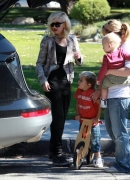 Gwen_Stefani_Taking_Her_Sons_Out_For_Lunch_In_Beverly_Hills_281529.jpg