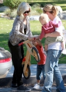 Gwen_Stefani_Taking_Her_Sons_Out_For_Lunch_In_Beverly_Hills_281629.jpg