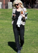 Gwen_Stefani_Taking_Her_Sons_Out_For_Lunch_In_Beverly_Hills_281729.jpg