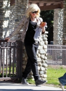 Gwen_Stefani_Taking_Her_Sons_Out_For_Lunch_In_Beverly_Hills_282129.jpg