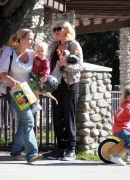Gwen_Stefani_Taking_Her_Sons_Out_For_Lunch_In_Beverly_Hills_282229.jpg