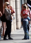 Gwen_Stefani_Taking_Her_Sons_Out_For_Lunch_In_Beverly_Hills_28229.jpg