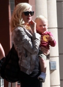 Gwen_Stefani_Taking_Her_Sons_Out_For_Lunch_In_Beverly_Hills_282329.jpg