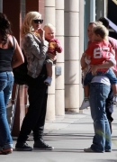 Gwen_Stefani_Taking_Her_Sons_Out_For_Lunch_In_Beverly_Hills_28329.jpg