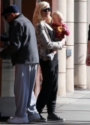 Gwen_Stefani_Taking_Her_Sons_Out_For_Lunch_In_Beverly_Hills_28429.jpg