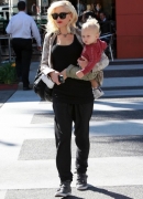 Gwen_Stefani_Taking_Her_Sons_Out_For_Lunch_In_Beverly_Hills_28529.jpg