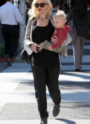 Gwen_Stefani_Taking_Her_Sons_Out_For_Lunch_In_Beverly_Hills_28629.jpg