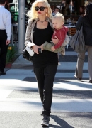 Gwen_Stefani_Taking_Her_Sons_Out_For_Lunch_In_Beverly_Hills_28729.jpg