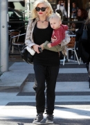 Gwen_Stefani_Taking_Her_Sons_Out_For_Lunch_In_Beverly_Hills_28829.jpg