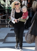 Gwen_Stefani_Taking_Her_Sons_Out_For_Lunch_In_Beverly_Hills_28929.jpg
