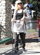 Gwen_Stefani_Taking_Her_Sons_To_The_Park_281029.jpg