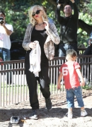 Gwen_Stefani_Taking_Her_Sons_To_The_Park_281129.jpg