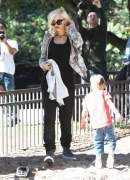 Gwen_Stefani_Taking_Her_Sons_To_The_Park_281229.jpg