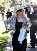 Gwen_Stefani_Taking_Her_Sons_To_The_Park_28129.jpg