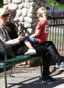 Gwen_Stefani_Taking_Her_Sons_To_The_Park_281529.jpg