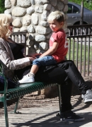 Gwen_Stefani_Taking_Her_Sons_To_The_Park_281629.jpg